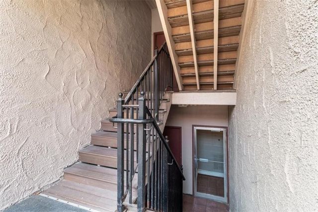 1111 W 46th Street 24, Kansas City, MO 64112