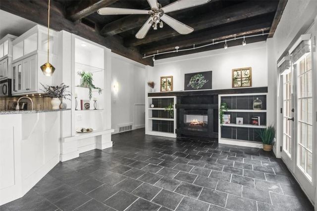 1111 W 46th Street 24, Kansas City, MO 64112