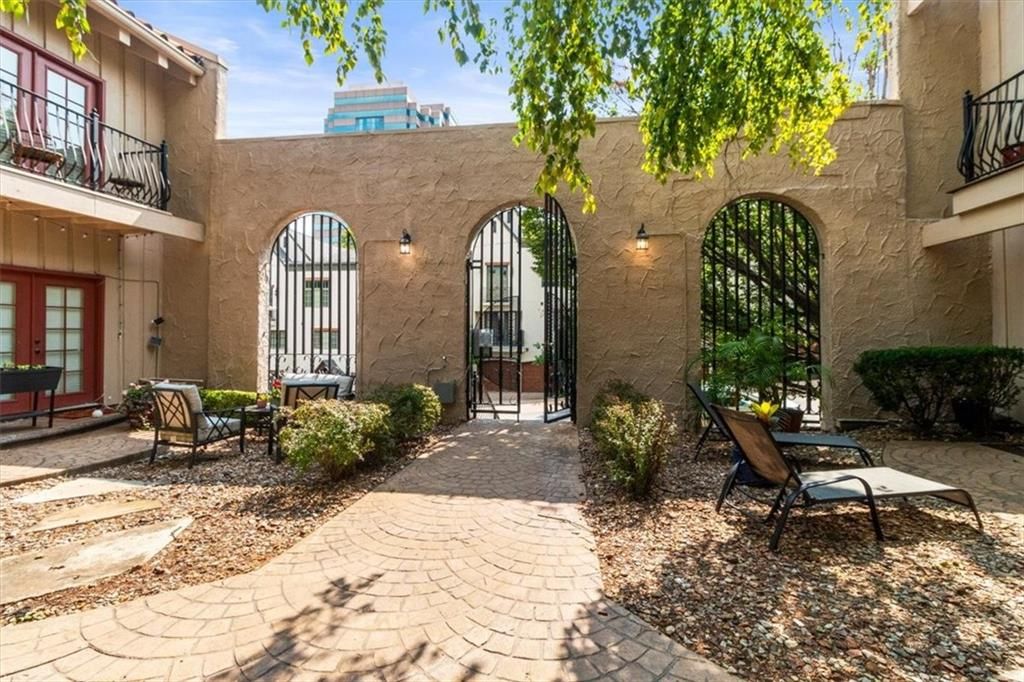 1111 W 46th Street 24, Kansas City, MO 64112