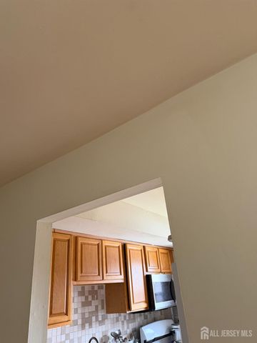 55 Gill Lane 60, Iselin, NJ 08830