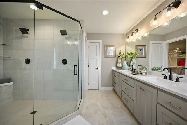 205 NW Lovins Drive, Lee's Summit, MO 64081