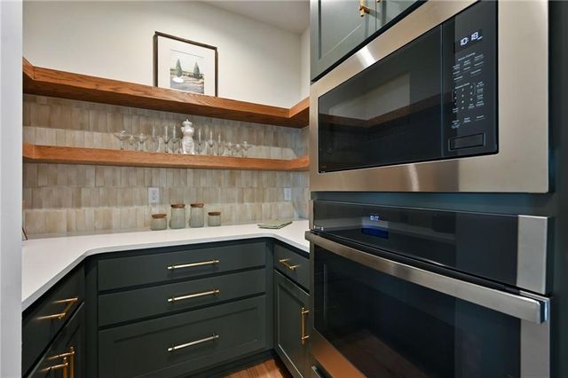 205 NW Lovins Drive, Lee's Summit, MO 64081