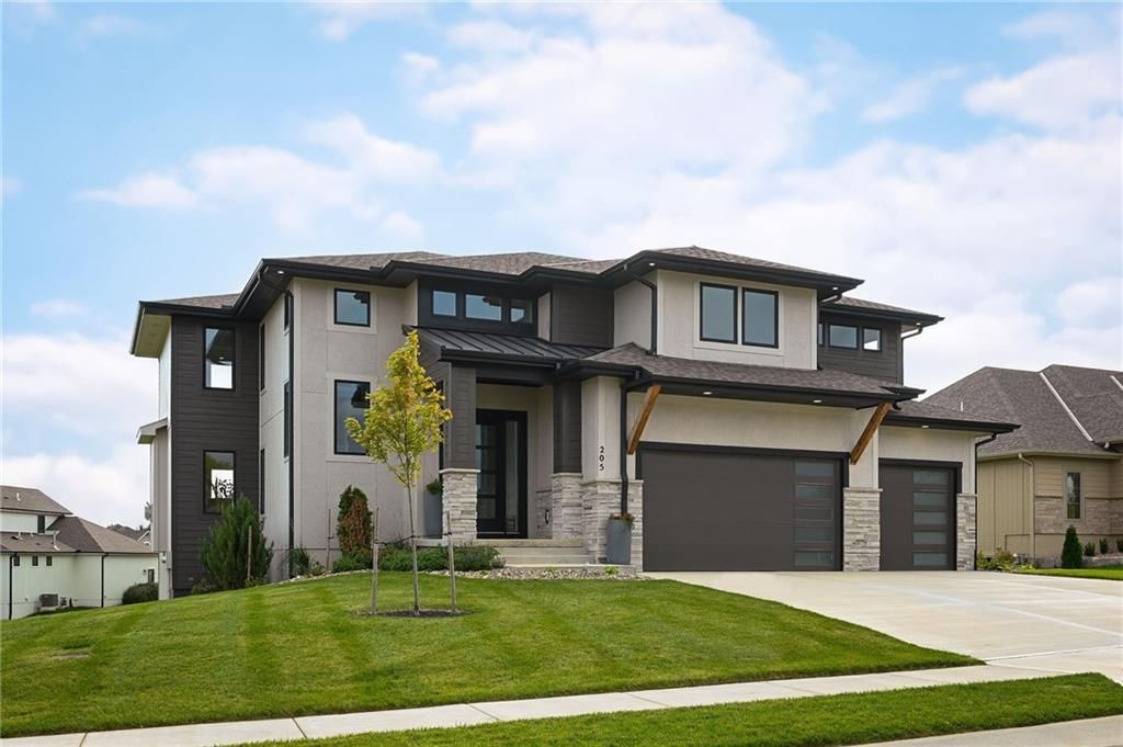 205 NW Lovins Drive, Lee's Summit, MO 64081