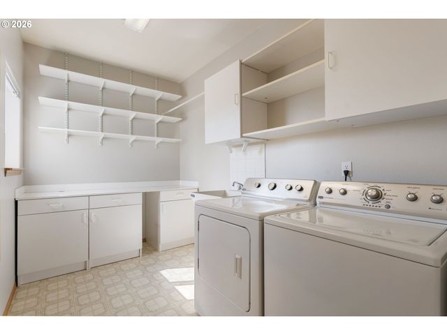 8712 Sw WAKKILA Ter, Beaverton, OR 97007