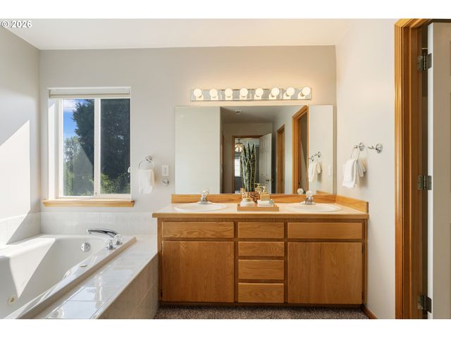 8712 Sw WAKKILA Ter, Beaverton, OR 97007