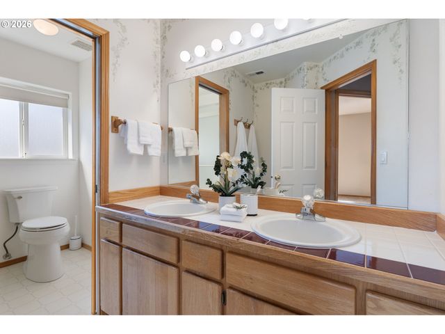 8712 Sw WAKKILA Ter, Beaverton, OR 97007