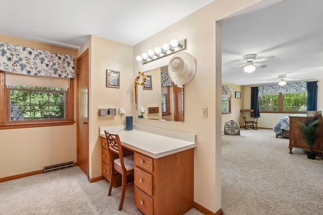 W326N6575 Sylvian DRIVE, Hartland, WI 53029