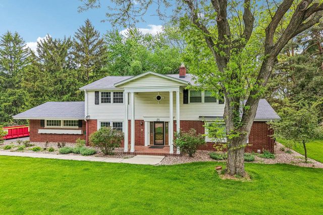 W326N6575 Sylvian DRIVE, Hartland, WI 53029