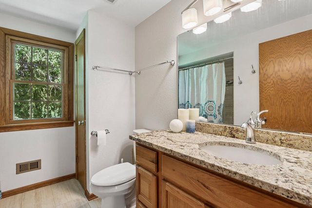 W326N6575 Sylvian DRIVE, Hartland, WI 53029