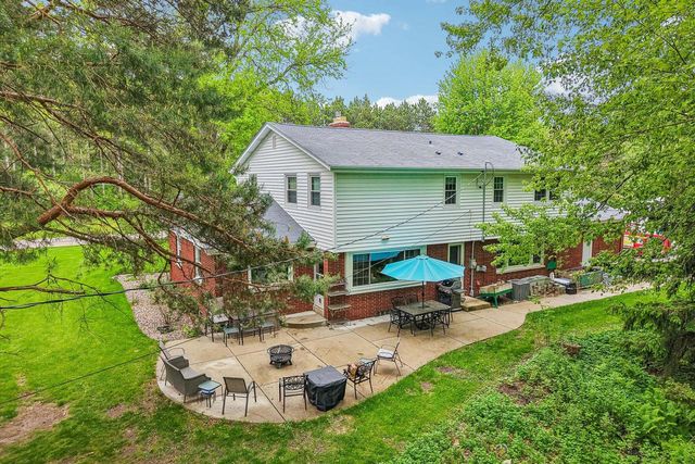 W326N6575 Sylvian DRIVE, Hartland, WI 53029