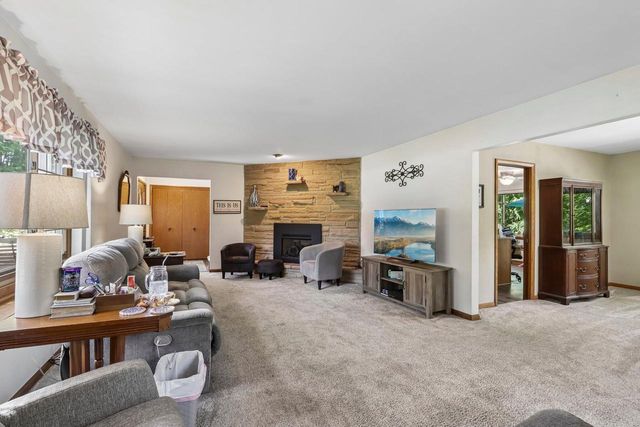 W326N6575 Sylvian DRIVE, Hartland, WI 53029