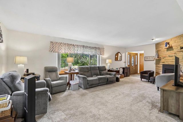 W326N6575 Sylvian DRIVE, Hartland, WI 53029