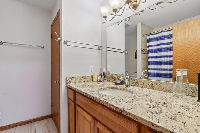 W326N6575 Sylvian DRIVE, Hartland, WI 53029