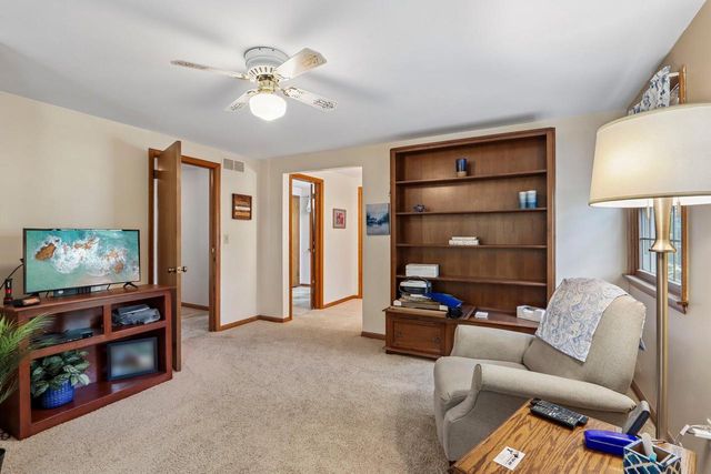 W326N6575 Sylvian DRIVE, Hartland, WI 53029