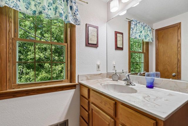W326N6575 Sylvian DRIVE, Hartland, WI 53029
