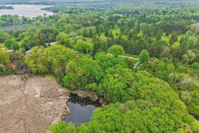 W326N6575 Sylvian DRIVE, Hartland, WI 53029