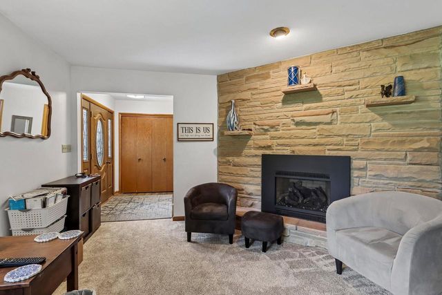 W326N6575 Sylvian DRIVE, Hartland, WI 53029