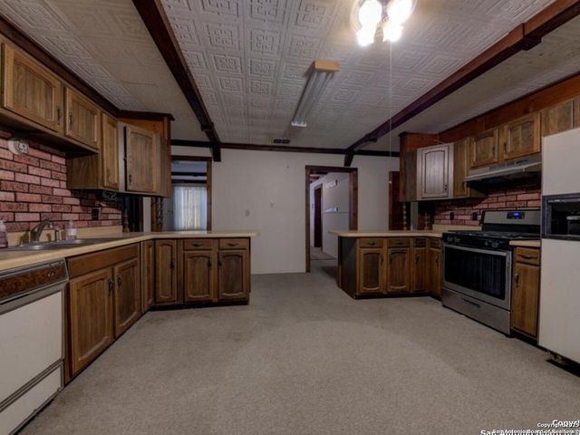 137 Kitty Hawk, Universal City, TX 78148