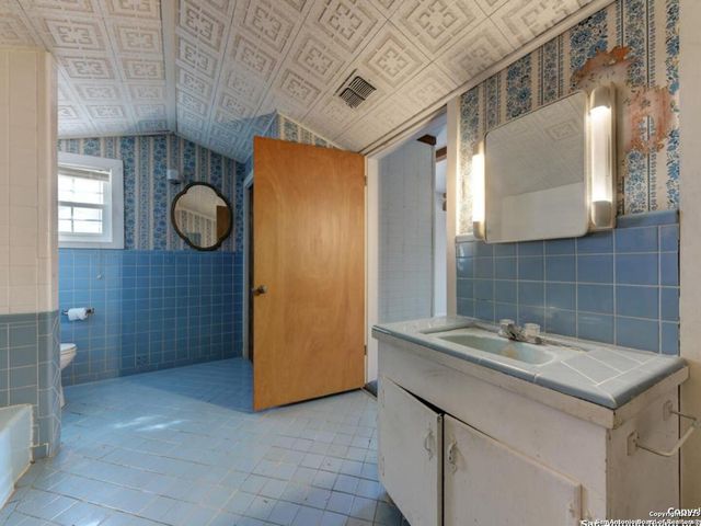 137 Kitty Hawk, Universal City, TX 78148