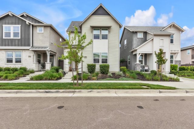 2692 Bathford St, Sacramento, CA 95833