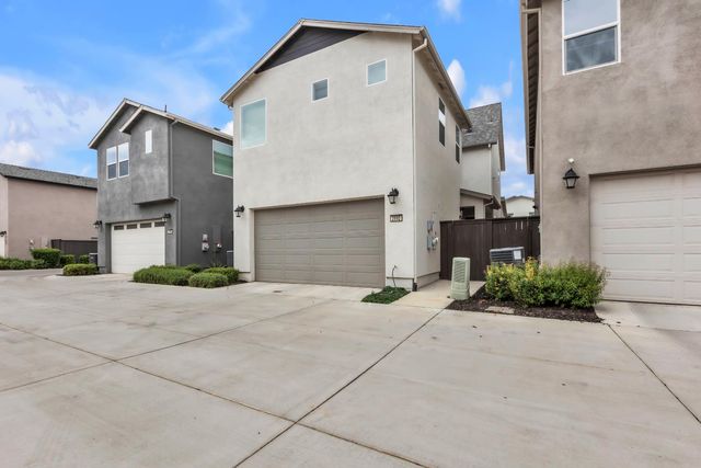 2692 Bathford St, Sacramento, CA 95833