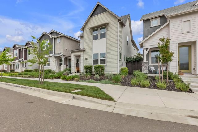 2692 Bathford St, Sacramento, CA 95833