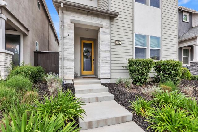 2692 Bathford St, Sacramento, CA 95833