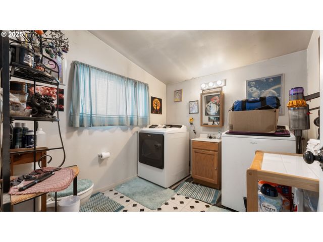 625 S 9TH St, Coos Bay, OR 97420