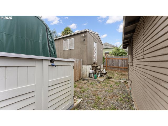 625 S 9TH St, Coos Bay, OR 97420