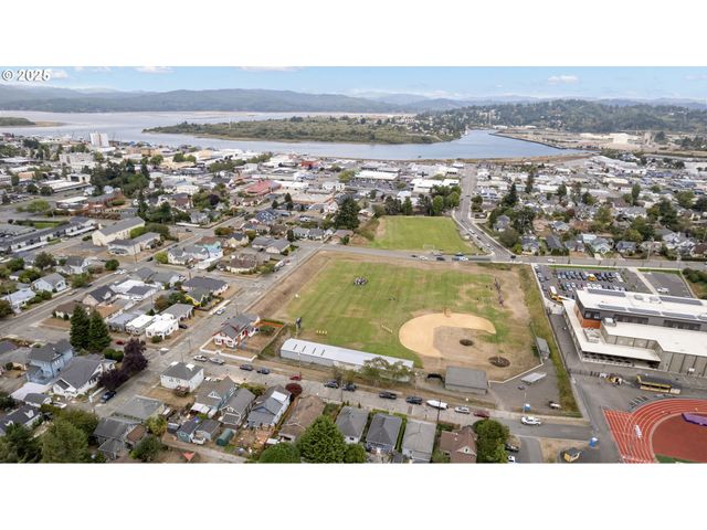 625 S 9TH St, Coos Bay, OR 97420