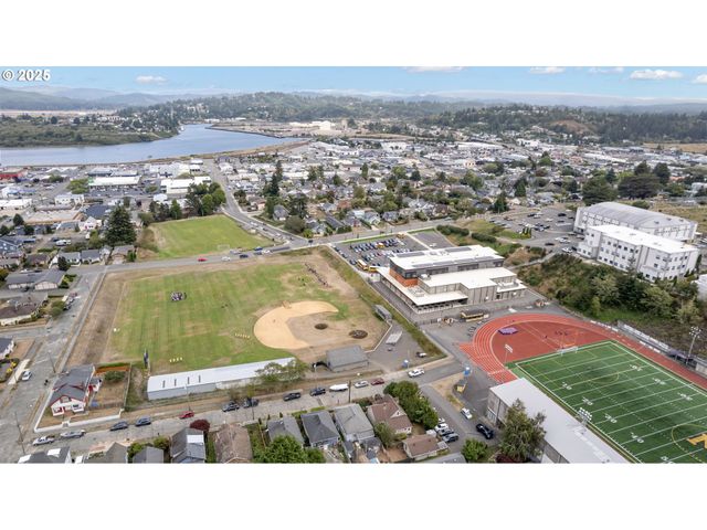 625 S 9TH St, Coos Bay, OR 97420