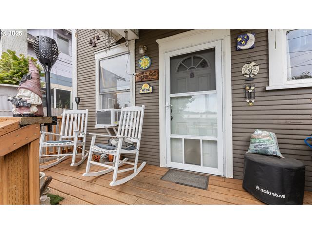 625 S 9TH St, Coos Bay, OR 97420