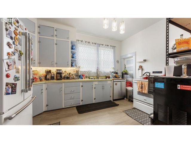 625 S 9TH St, Coos Bay, OR 97420