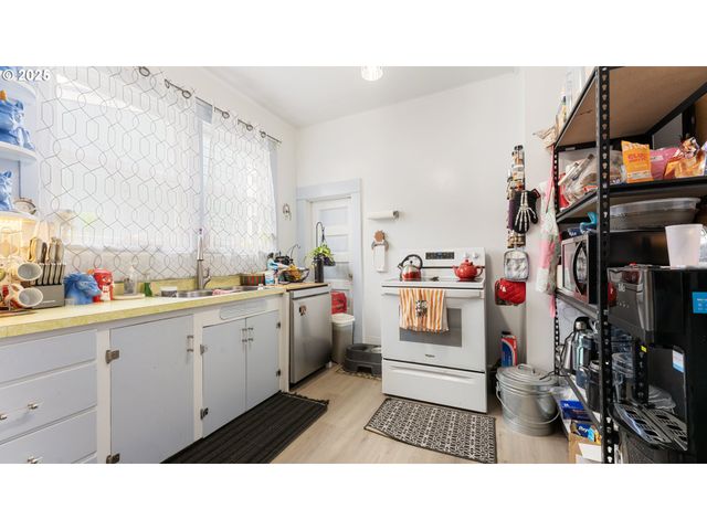 625 S 9TH St, Coos Bay, OR 97420