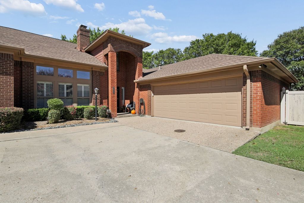 6615 Waterwood Circle, Benbrook, TX 76132 — exterior