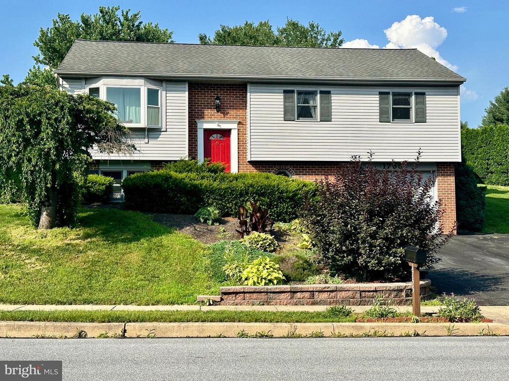 1755 SOUTHPORT DR, Lancaster, PA 17603