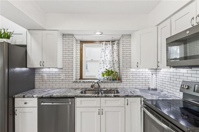 525 SE Vista Drive, Lee's Summit, MO 64063