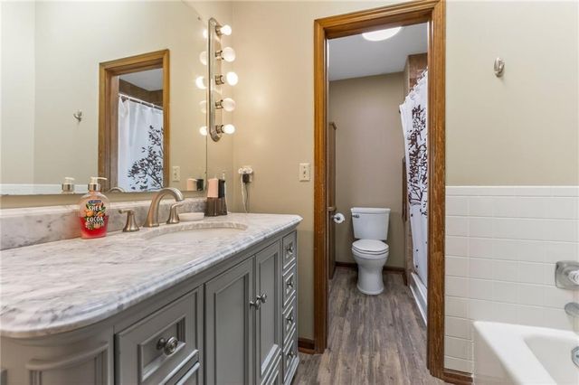 525 SE Vista Drive, Lee's Summit, MO 64063