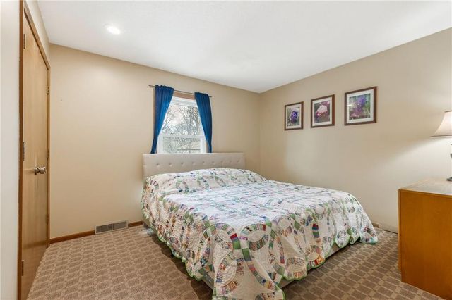 525 SE Vista Drive, Lee's Summit, MO 64063