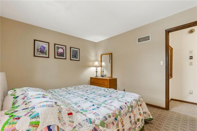 525 SE Vista Drive, Lee's Summit, MO 64063