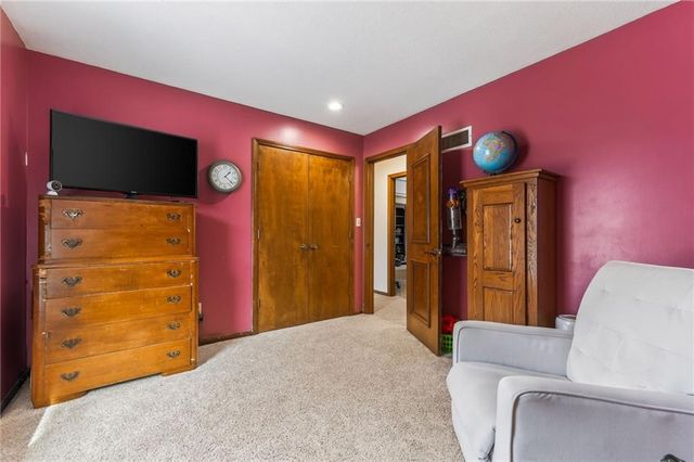 525 SE Vista Drive, Lee's Summit, MO 64063