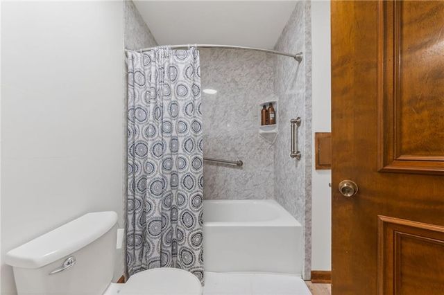 525 SE Vista Drive, Lee's Summit, MO 64063