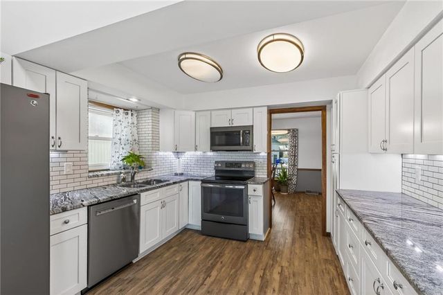 525 SE Vista Drive, Lee's Summit, MO 64063