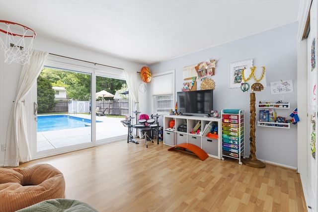 14 Hardwick Rd, Natick, MA 01760