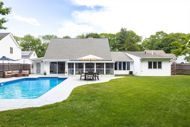 14 Hardwick Rd, Natick, MA 01760