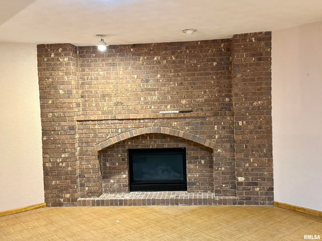 6708 N POST OAK Road, Peoria, IL 61615