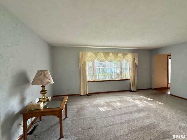 6708 N POST OAK Road, Peoria, IL 61615