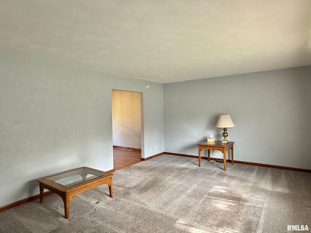 6708 N POST OAK Road, Peoria, IL 61615