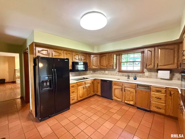 6708 N POST OAK Road, Peoria, IL 61615