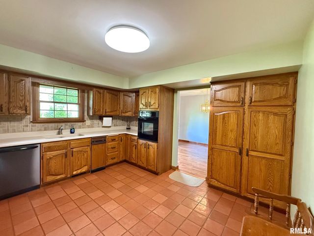 6708 N POST OAK Road, Peoria, IL 61615
